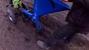 посадка чеснока сажалкой однорядной  к мотоблоку кентавр