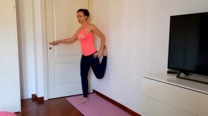 Растяжка передней поверхности бедра у стены. #растяжканог