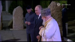 «Он был моим другом!»: Владимир Путин посетил могилу первого президента Чечни Ахмат-Хаджи Кадырова