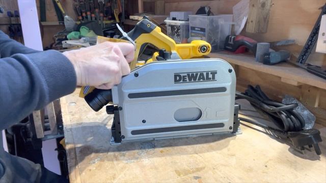 Unboxing Dewalt DWS520KT 240V Plunge Saw With Guide Rails смотреть онлайн