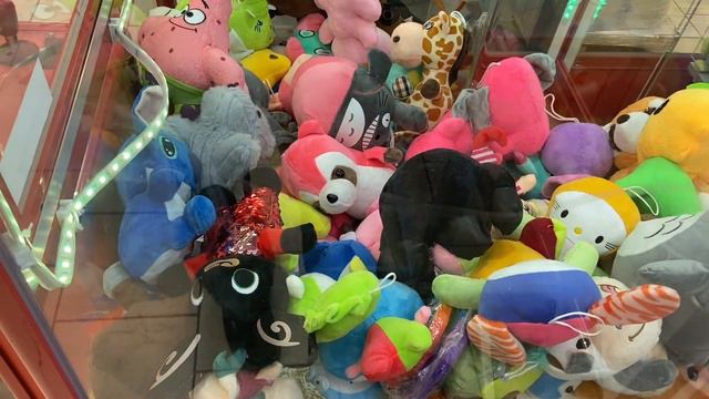 ИГРАЕМ В АВТОМАТЕ ИГРУШЕК 🎰ОХОТИМСЯ НА ГОРИЛЛУ🦍 И НЕ ТОЛЬКО … смотреть онлайн