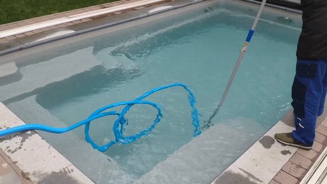 Уборка композитного бассейна ручным пылесосом смотреть онлайн