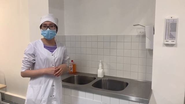 Надеваем стерильные перчатки через рукава стерильного халата.