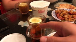 Иностранцы пробуют русскую еду / eat russian food