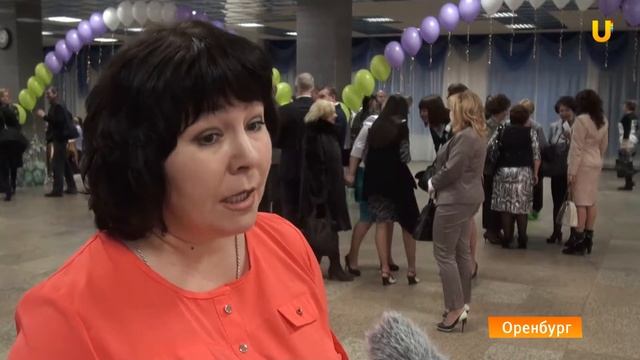 U-News. Оренбург. Золотые броши за активные участия в жизни города получили 8 жительниц Оренбурга. смотреть онлайн