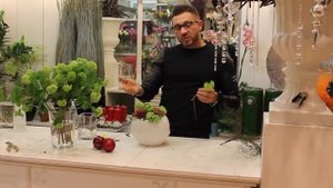 Уроки флористики Славы Роска. Мастер-класс новогодняя композиция цветов в шаре из воска