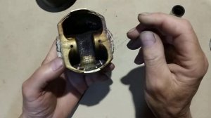 Жрет масло?  Сверлим  поршень!