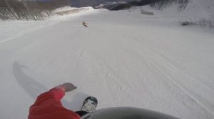 Скоростной спуск по черной трассе в Сочах на сноубордах