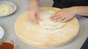 Пицца кальцоне. Закрытая пицца с ветчиной и грибами. Как в итальянской пицерии.