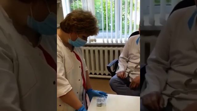 В Калужской области заботливая медсестра вколола пациентам физраствор вместо «Спутника V» смотреть онлайн