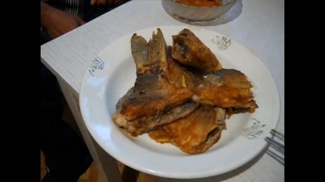 Живу в деревне ГОТОВЛЮ : Котлеты из икры рыбы. Карась на сковороде. Вкусный Ужин смотреть онлайн