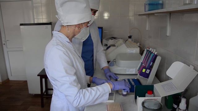 Процес ІФА-тестування на виявлення антитіл до СOVID-19 в ДУ "Тернопільський ОЛЦ МОЗ України"