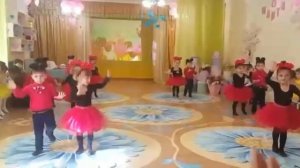 Танец: «Микки-Маус» вторая младшая группа