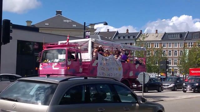 Грузовик со студентами - празднование окончания гимназии. Орхус, Дания. 24 июня 2017