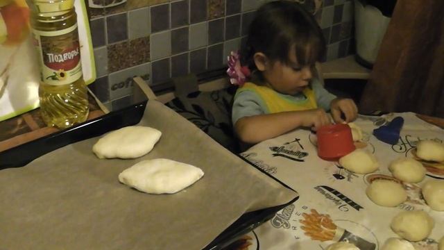 В магазине! Пеку пирожки, Сашенька помогает (Жизнь многодетной семьи) смотреть онлайн
