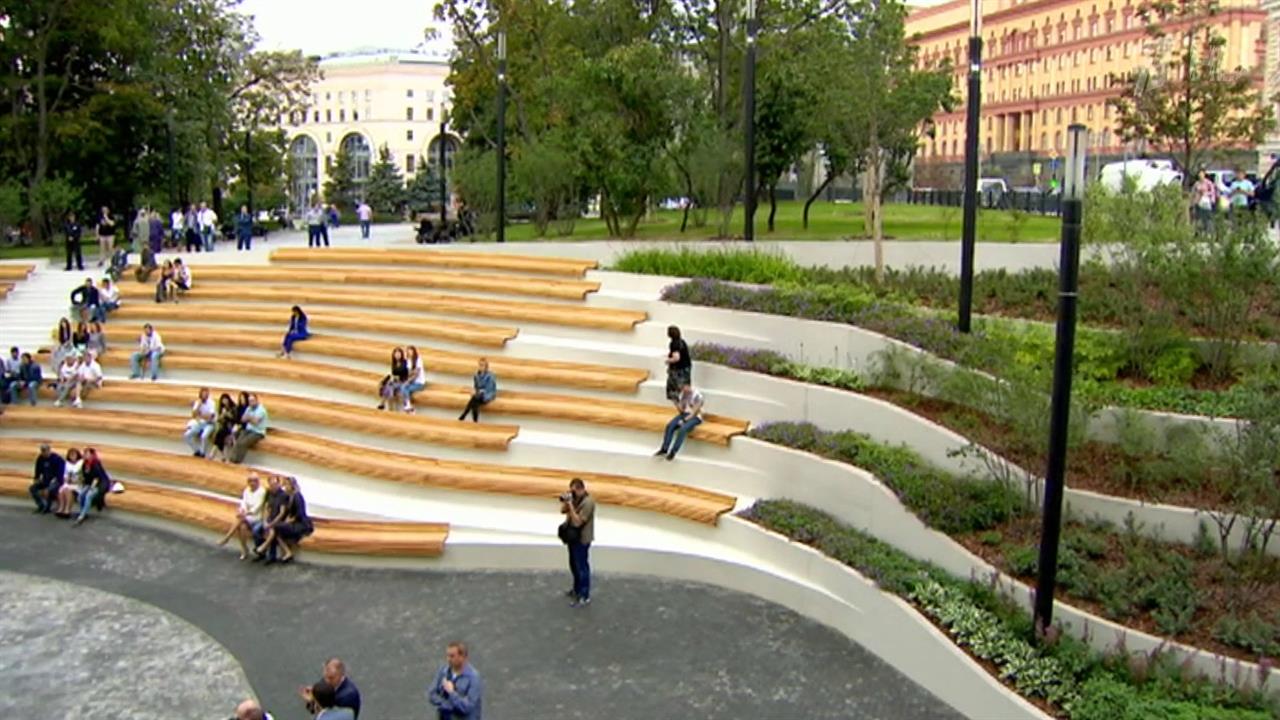 Перед зданием. Музейный парк политехнический музей. Сквер у политехнического музея музейный парк. Политех Москва парк. Политех Москва амфитеатр.