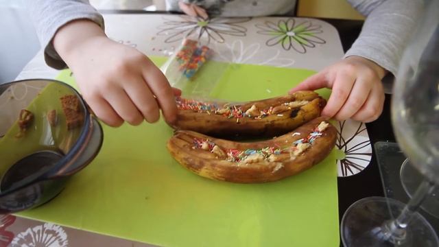Десерт из банана. Лайфхак для детей. Как приготовить вкусный банан с печеньем