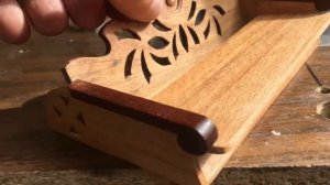 Подставка для телефона из дерева / Wooden phone stand