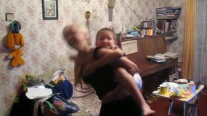 Дети балуются