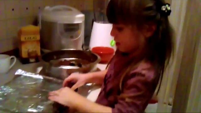 Готовим вкусняшки (шоколадная колбаса)Prepare snacks (chocolate pudding ) смотреть онлайн