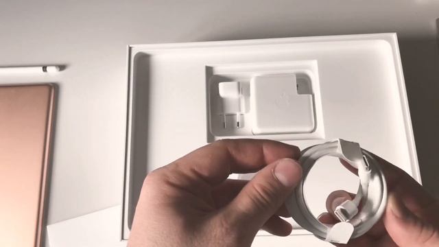 Unboxing the MacBook Pro 13 inch (2017) смотреть онлайн