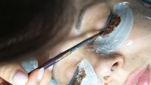 ОКРАЩИВАНИЕ НИЖНИХ И ВЕРХНИХ РЕСНИЦ ПЕРЕД НАРАЩИВАНИЕМ.