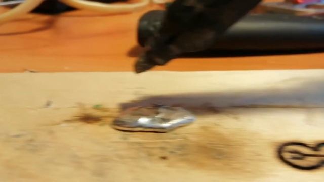 Отливаем эмблему ЛВЗ им. Егорова из олова. смотреть онлайн