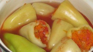 Фаршированный морковкой перец в томатном соусе