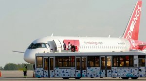 Пассажиры поднимаются на борт Суперджета SSJ-100 авиакомпании Red Wings в аэропорту г. Казань.