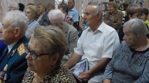 Я трогаю русые косы