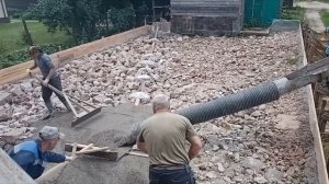 Заливка черновой бетонной плиты, для детской площадки.