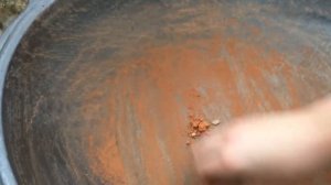 Чистка казана от ржавчины красным кирпичом.