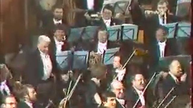 Леонард Бернстайн дирижирует лицом