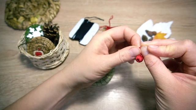 Ягодки своими руками из остатков ниток и старых бусин