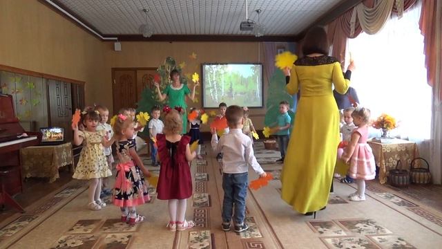 "Танец с осенними листочками" исполняют воспитанники младшей группы №6 СП "ЦРР - д/с "Сказка" смотреть онлайн