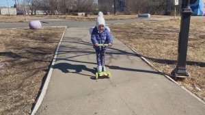 КАТАЕМСЯ НА САМОКАТЕ // Гуляем по улице