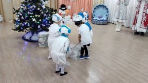 Танец снеговиков на новый год. Средняя группа.