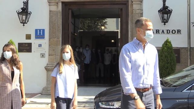 Los Reyes, la Princesa de Asturias y la Infanta Doña Sofía a la salida del parador de Mérida смотреть онлайн