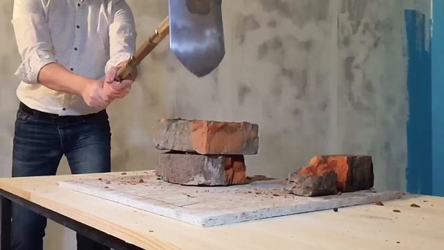 Ломаем кирпичи лопатой. Выдержит ? Самая прочная лопата ! Испытания лопатки Brandcamp BC-L-V. смотреть онлайн