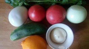 Овощной салат с помидорами, огурцами и яйцами