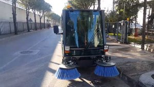 Компактная вакуумная подметально-уборочная машина VOS 2000
