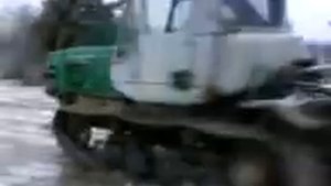 вот что можно творить на гусеничном тракторе