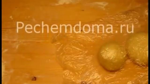 Дрожжевой пирог с зеленым луком и яйцом