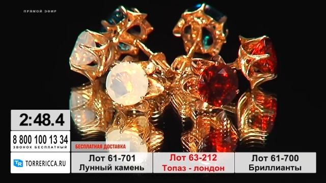 Серьги-пусеты с разными вставками: лунный камень, топаз и красный бриллиант.