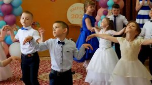 Танец"Смайлики"на выпускном балу в саду.