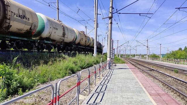 2ЭС6-533 с приветливым машинистом во главе грузового поезда смотреть онлайн