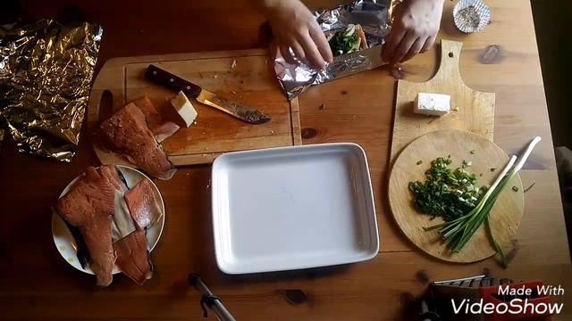 Горбуша в фольге с сыром и зеленым луком