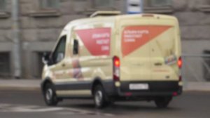 ИНКАССАТОРСКАЯ МАШИНА АЛЬФА БАНКА ЕДЕТ ПО ШОССЕ