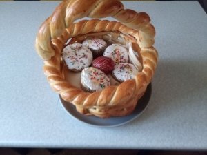 Плетеная Пасхальная корзина из теста.
