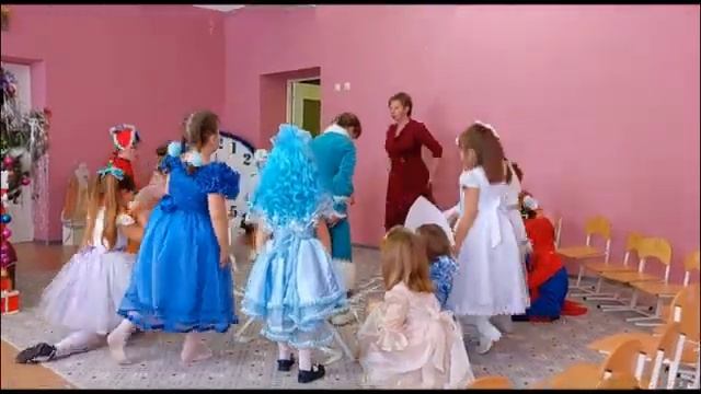 НОВОГОДНИЙ УТРЕННИК _ВСТРЕЧА СО СНЕГУРОЧКОЙ_.mp4 смотреть онлайн